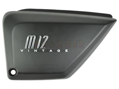 Osłona pod siedzenie JUNAK M12 Vintage 125 (obudowa, pokrywa boczna) lewa, czarny mat, z naklejką "M12" 3D i naklejką "Vintage"