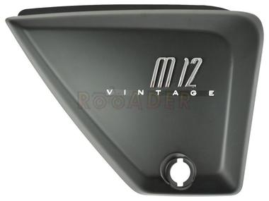 Osłona pod siedzenie JUNAK M12 Vintage 125 (obudowa, pokrywa boczna) prawa, czarny mat, z naklejką "M12" 3D i naklejką "Vintage"