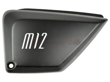 Osłona pod siedzenie JUNAK M12 Vintage 125 (obudowa, pokrywa boczna) lewa, czarny mat, z naklejką "M12"