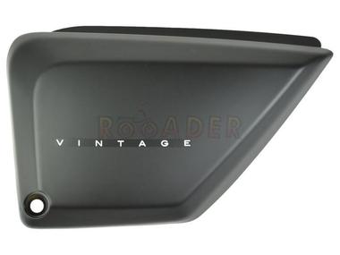 Osłona pod siedzenie JUNAK M12 Vintage 125 (obudowa, pokrywa boczna) lewa, czarny mat, z naklejką "Vintage"