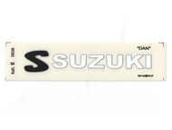 Naklejka SUZUKI - 11 x 2cm biało-czarna