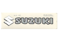 Naklejka SUZUKI - 16,5 x 3,5cm srebrno-biała