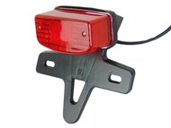 Lampa tylna uniwersalna prostokątna ze stelażem - obudowa czarna, klosz czerwony, żarówka - światło pozycyjne + światło stop + podświetlenie tablicy rejestracyjnej
