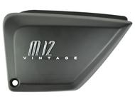Osłona pod siedzenie JUNAK M12 Vintage 125 (obudowa, pokrywa boczna) lewa, czarny mat, z naklejką "M12" 3D i naklejką "Vintage"