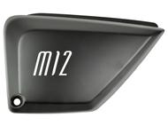 Osłona pod siedzenie JUNAK M12 Vintage 125 (obudowa, pokrywa boczna) lewa, czarny mat, z naklejką "M12"
