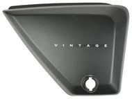Osłona pod siedzenie JUNAK M12 Vintage 125 (obudowa, pokrywa boczna) prawa, czarny mat, z naklejką "Vintage"