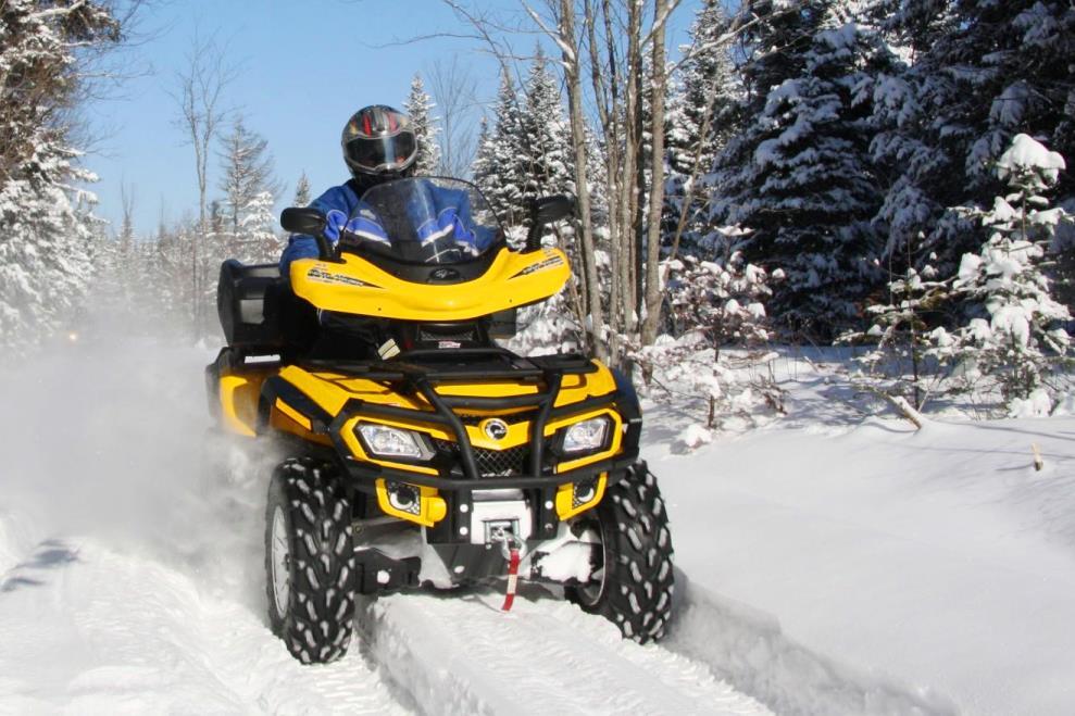 ATV żółty na śniegu