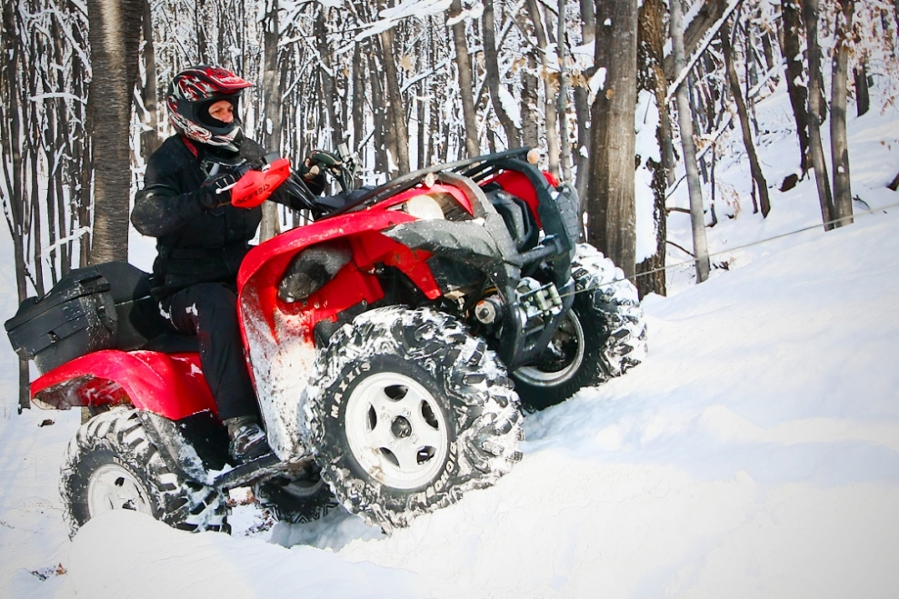 ATV czerwony na śniegu